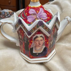 Queen Victoria Vintage Tea Pot